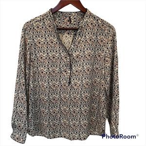 Soya Concept long sleeve printed v neck blouse. Size medium
